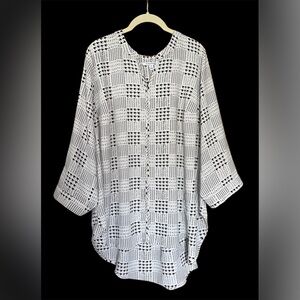 41 Hawthorn Karie Split Neck Blouse, Black & White High-Low Hem, Size 2X